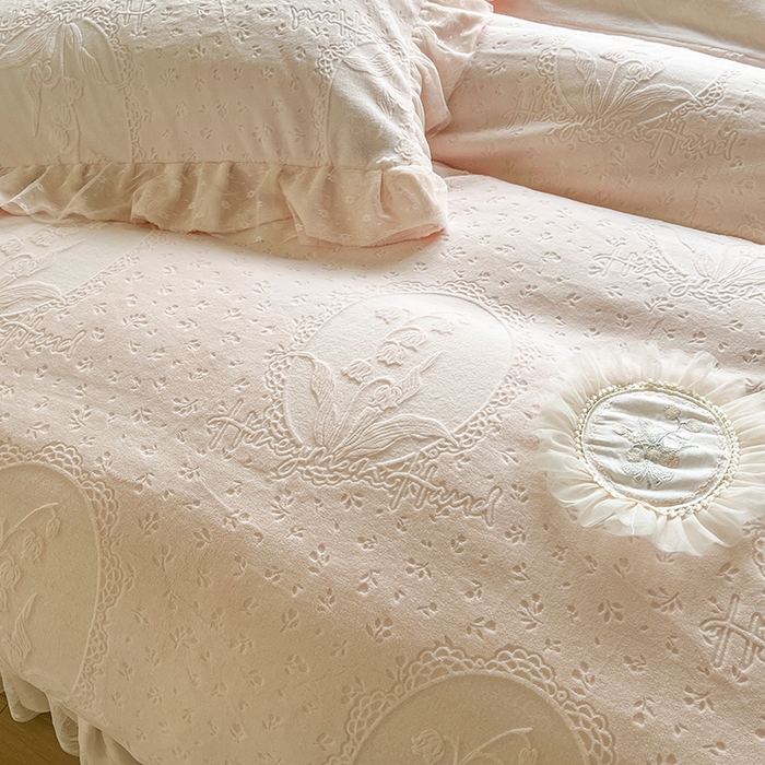 91家纺网 家纺一手货源 找家纺 （总）木兰花 2025新款纯色雕花全消光牛奶绒 床盖款四件套-铃兰意象系列