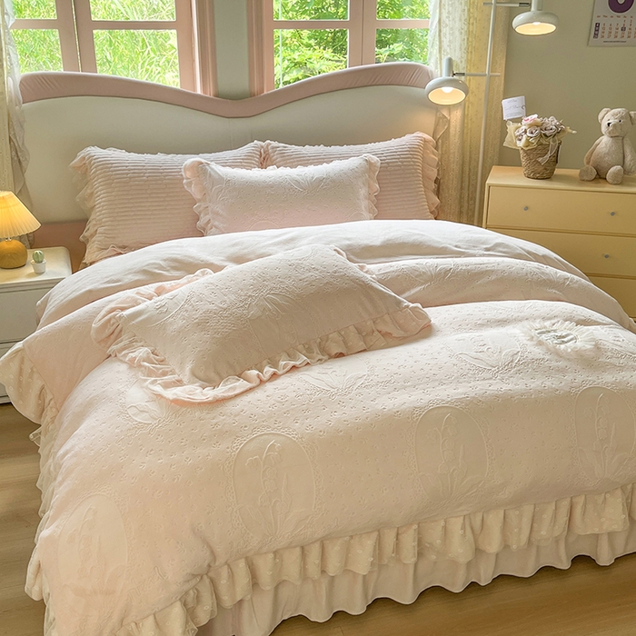 91家纺网 家纺一手货源 找家纺 （总）木兰花 2025新款纯色雕花全消光牛奶绒 床盖款四件套-铃兰意象系列