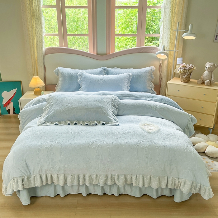 91家纺网 家纺一手货源 找家纺 （总）木兰花 2025新款纯色雕花全消光牛奶绒 床盖款四件套-铃兰意象系列