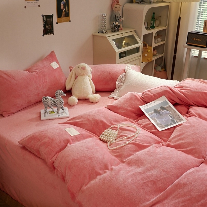 91家纺网 家纺一手货源 找家纺 啊雅家居 2026新款寒冬克星双面绒牛奶绒简约四件套 简粉