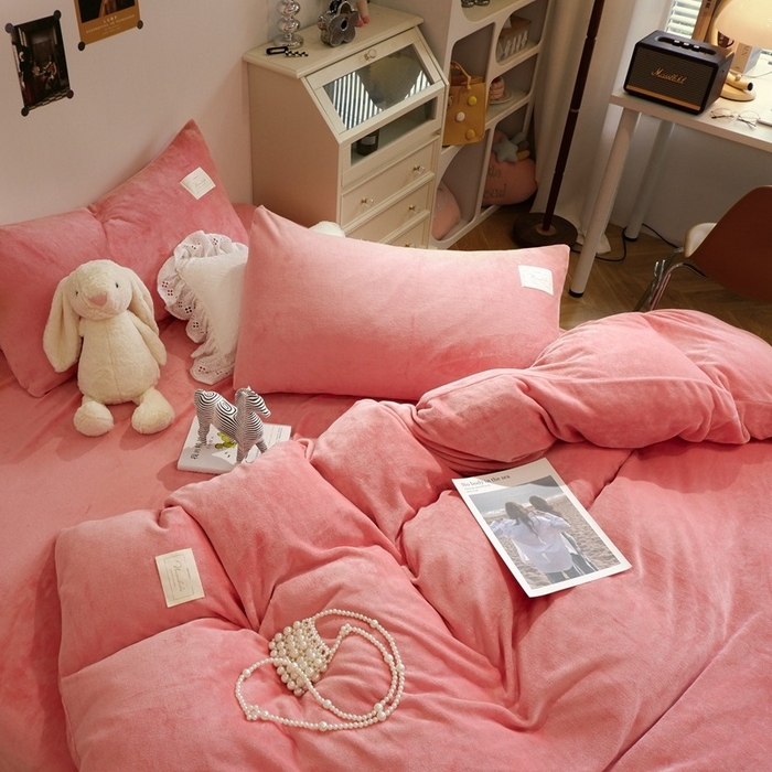 91家纺网 家纺一手货源 找家纺 啊雅家居 2026新款寒冬克星双面绒牛奶绒简约四件套 简粉