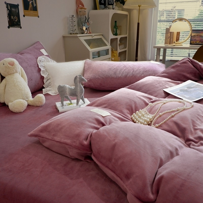 91家纺网 家纺一手货源 找家纺 啊雅家居 2026新款寒冬克星双面绒牛奶绒简约四件套 简豆沙