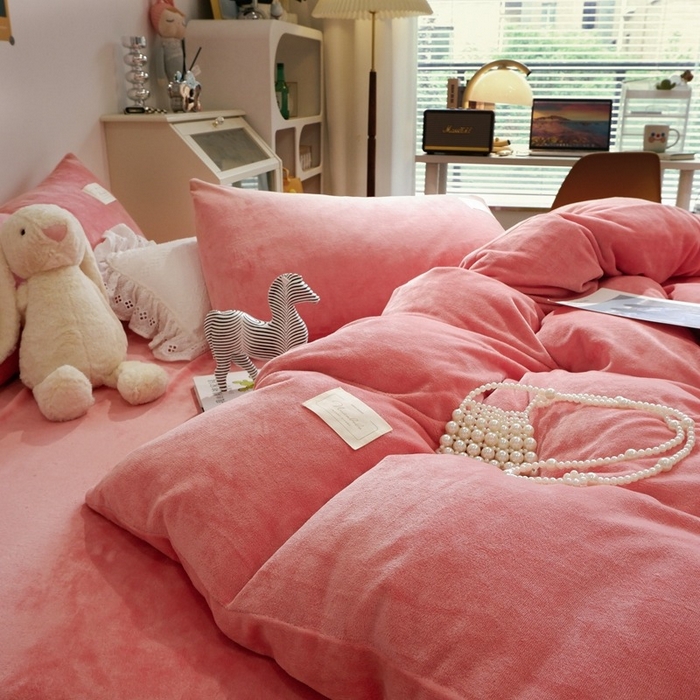 91家纺网 家纺一手货源 找家纺 啊雅家居 2026新款寒冬克星双面绒牛奶绒简约四件套 简粉