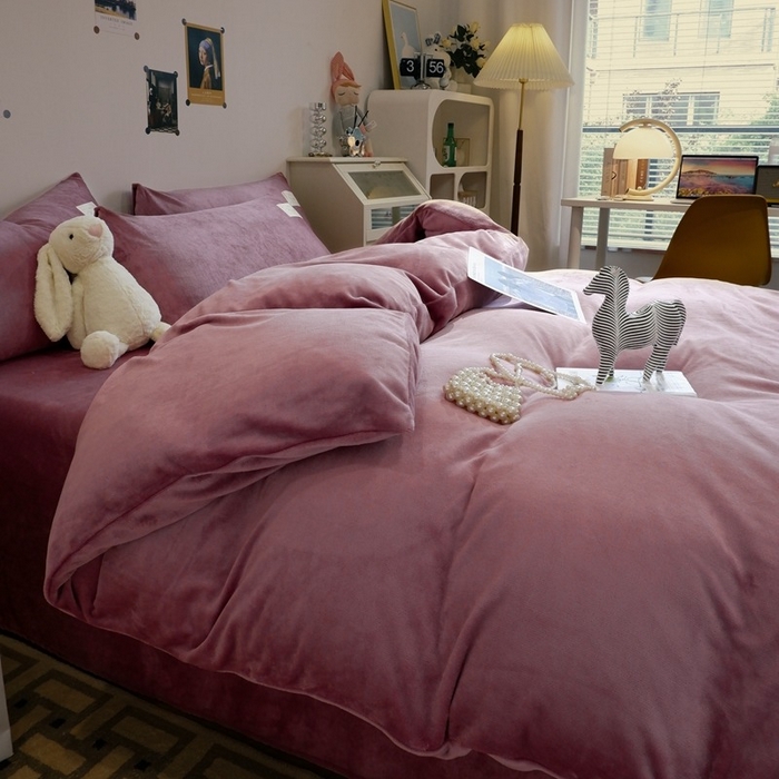 91家纺网 家纺一手货源 找家纺 啊雅家居 2026新款寒冬克星双面绒牛奶绒简约四件套 简豆沙