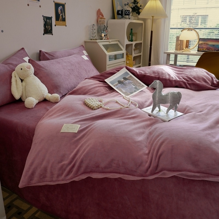 91家纺网 家纺一手货源 找家纺 啊雅家居 2026新款寒冬克星双面绒牛奶绒简约四件套 简豆沙