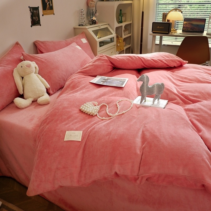 91家纺网 家纺一手货源 找家纺 啊雅家居 2026新款寒冬克星双面绒牛奶绒简约四件套 简粉