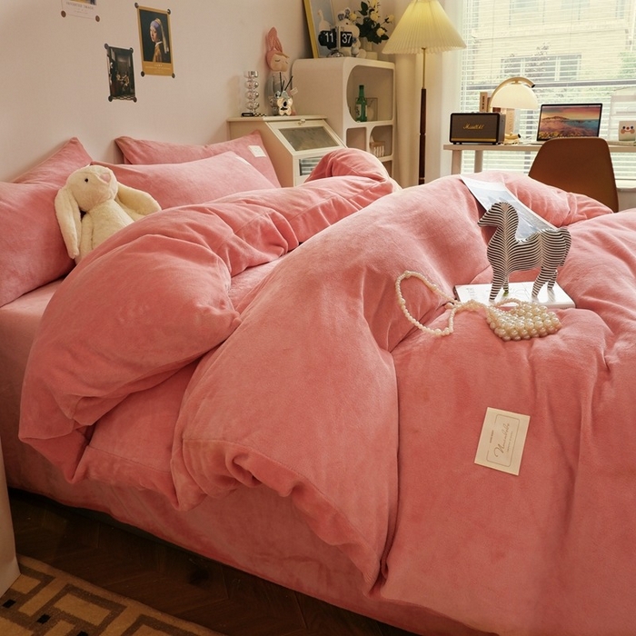 91家纺网 家纺一手货源 找家纺 啊雅家居 2026新款寒冬克星双面绒牛奶绒简约四件套 简粉