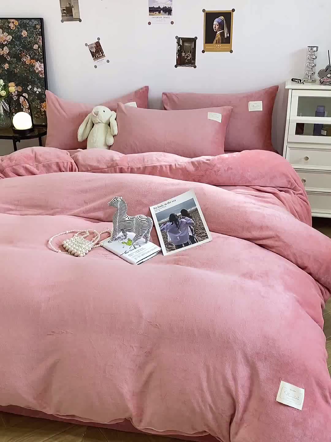 91家纺网 家纺一手货源 找家纺 啊雅家居 2026新款寒冬克星双面绒牛奶绒简约四件套 简粉