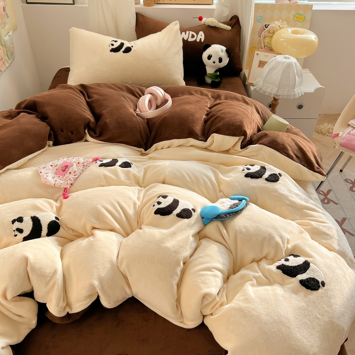 91家纺网 家纺一手货源 找家纺 韩都家居 2025新款牛奶绒毛巾绣四件套-系列一 熊猫懒懒