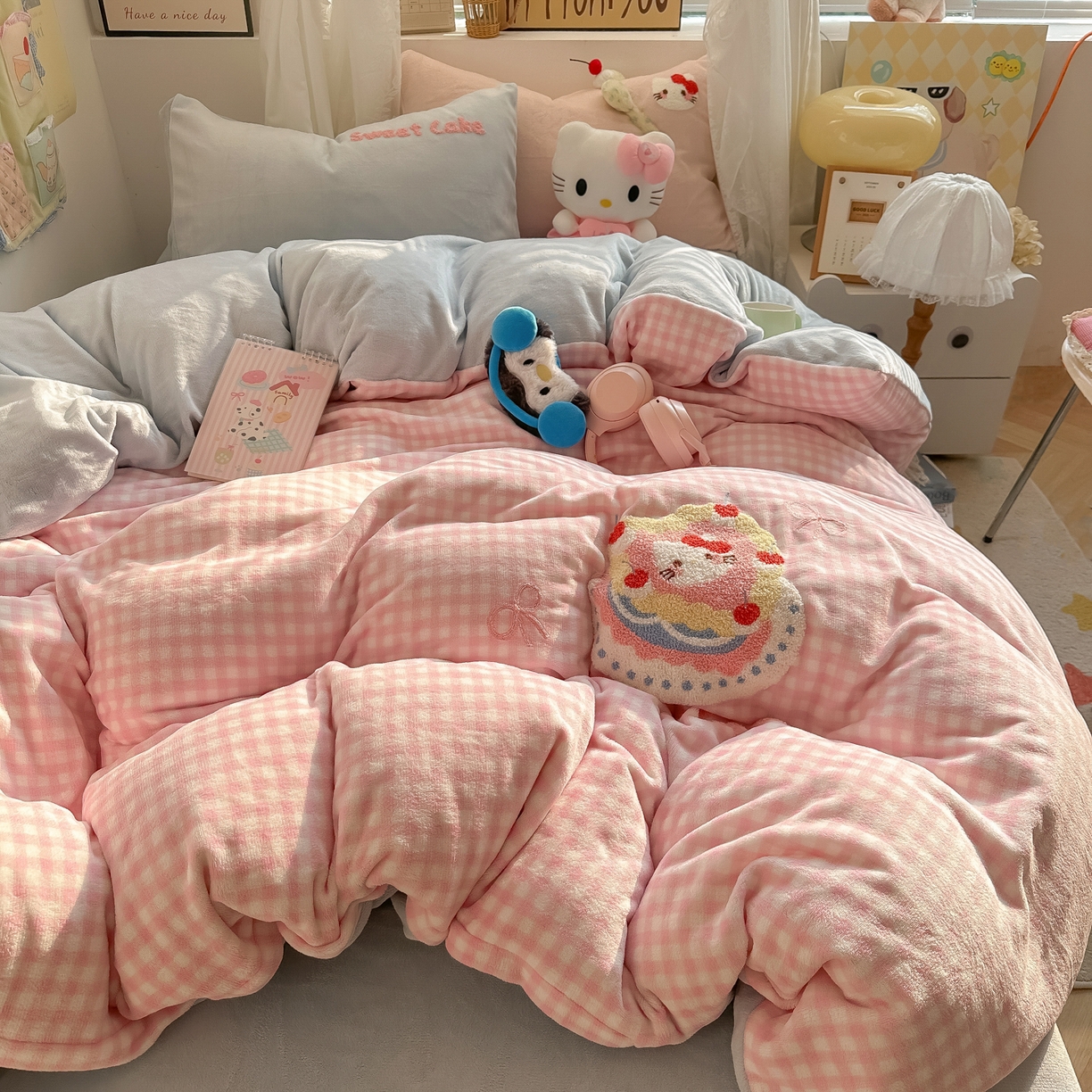 91家纺网 家纺一手货源 找家纺 韩都家居 2025新款牛奶绒毛巾绣四件套-系列一 蛋糕猫-粉格