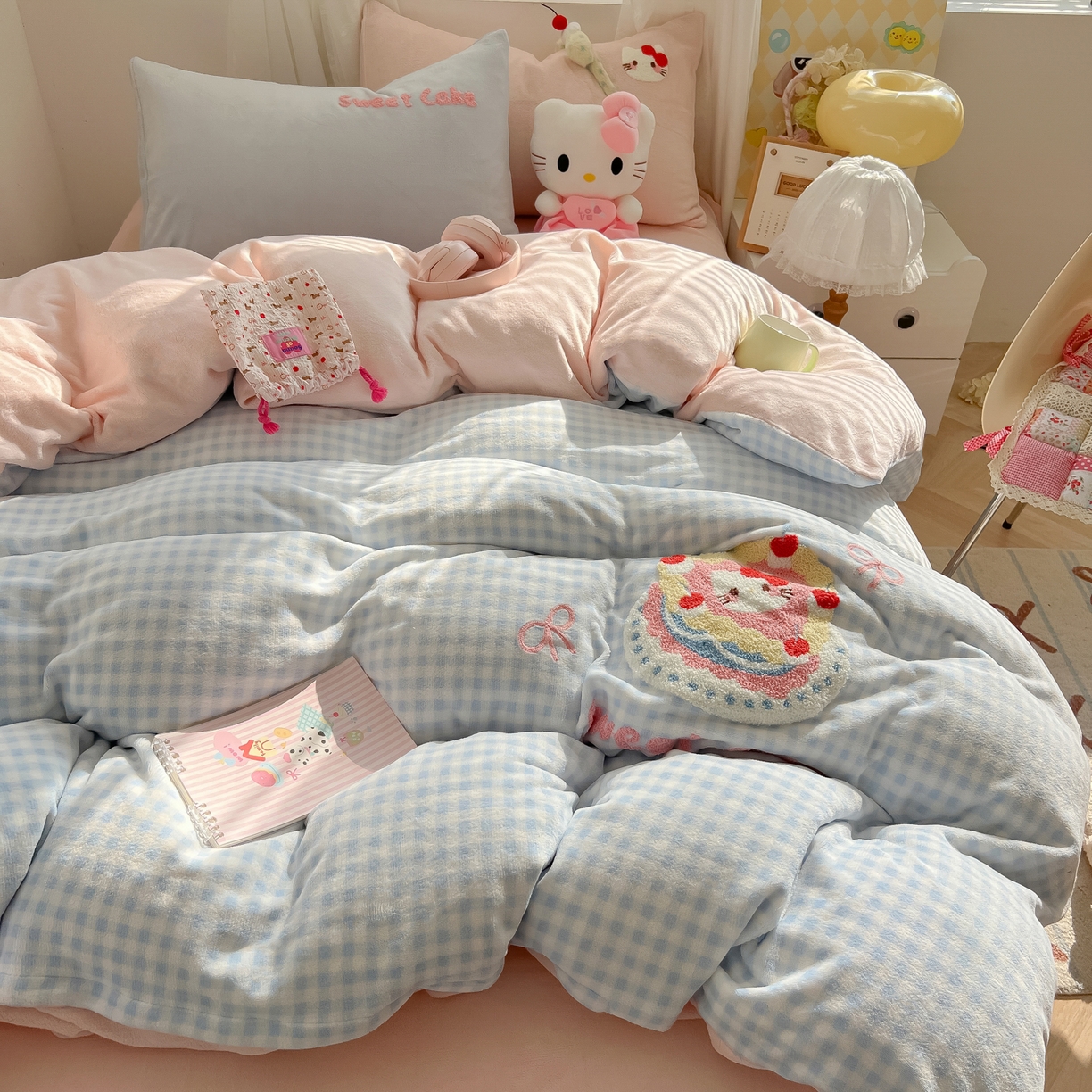 91家纺网 家纺一手货源 找家纺 韩都家居 2025新款牛奶绒毛巾绣四件套-系列一 蛋糕猫-兰格