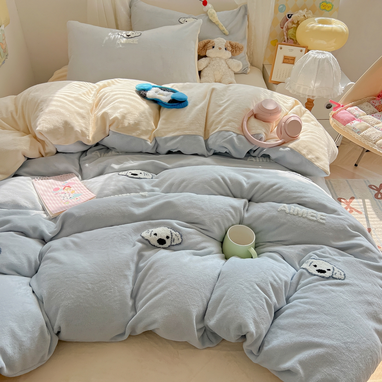 91家纺网 家纺一手货源 找家纺 韩都家居 2025新款牛奶绒毛巾绣四件套-系列一 欢乐狗