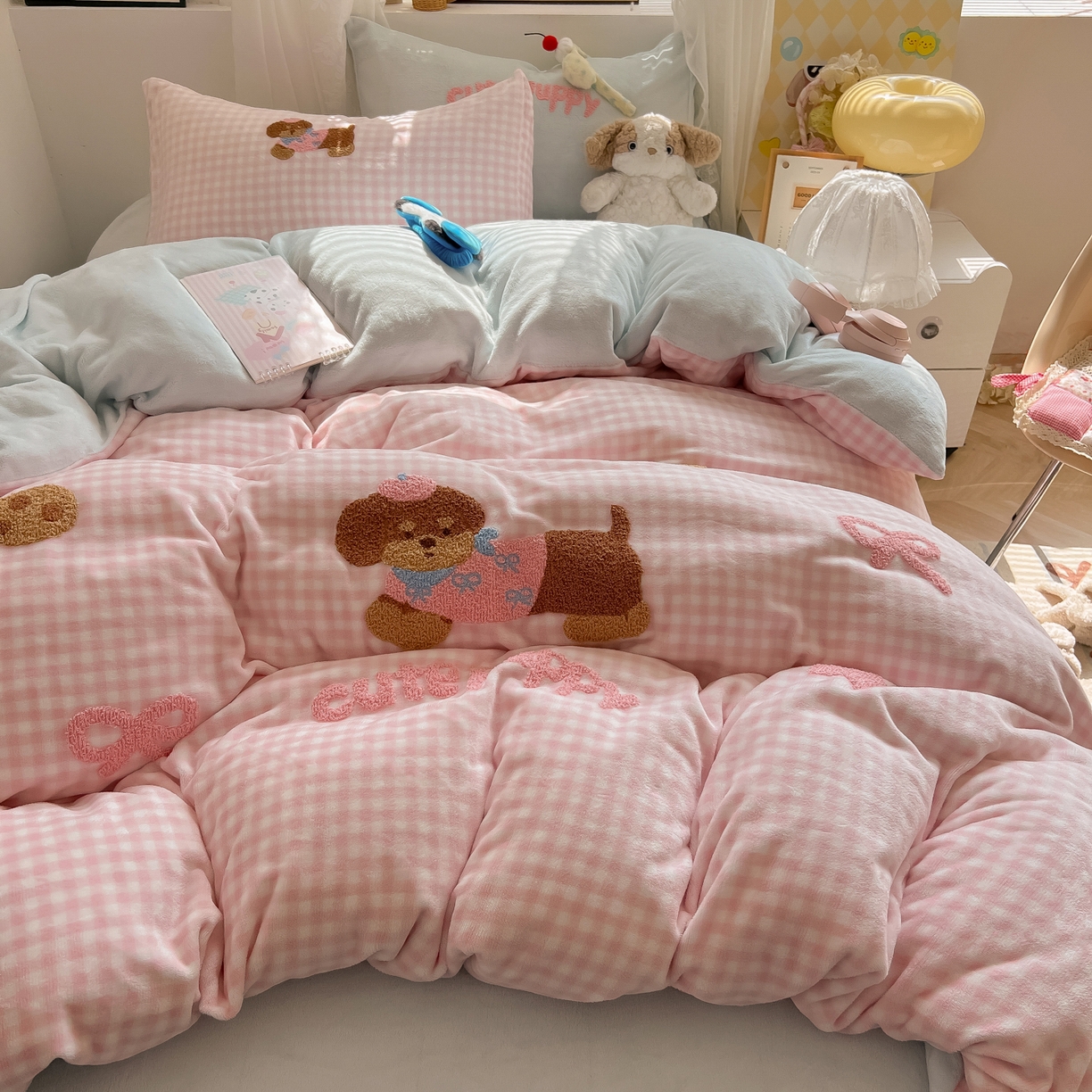 91家纺网 家纺一手货源 找家纺 韩都家居 2025新款牛奶绒毛巾绣四件套-系列一 腊肠狗