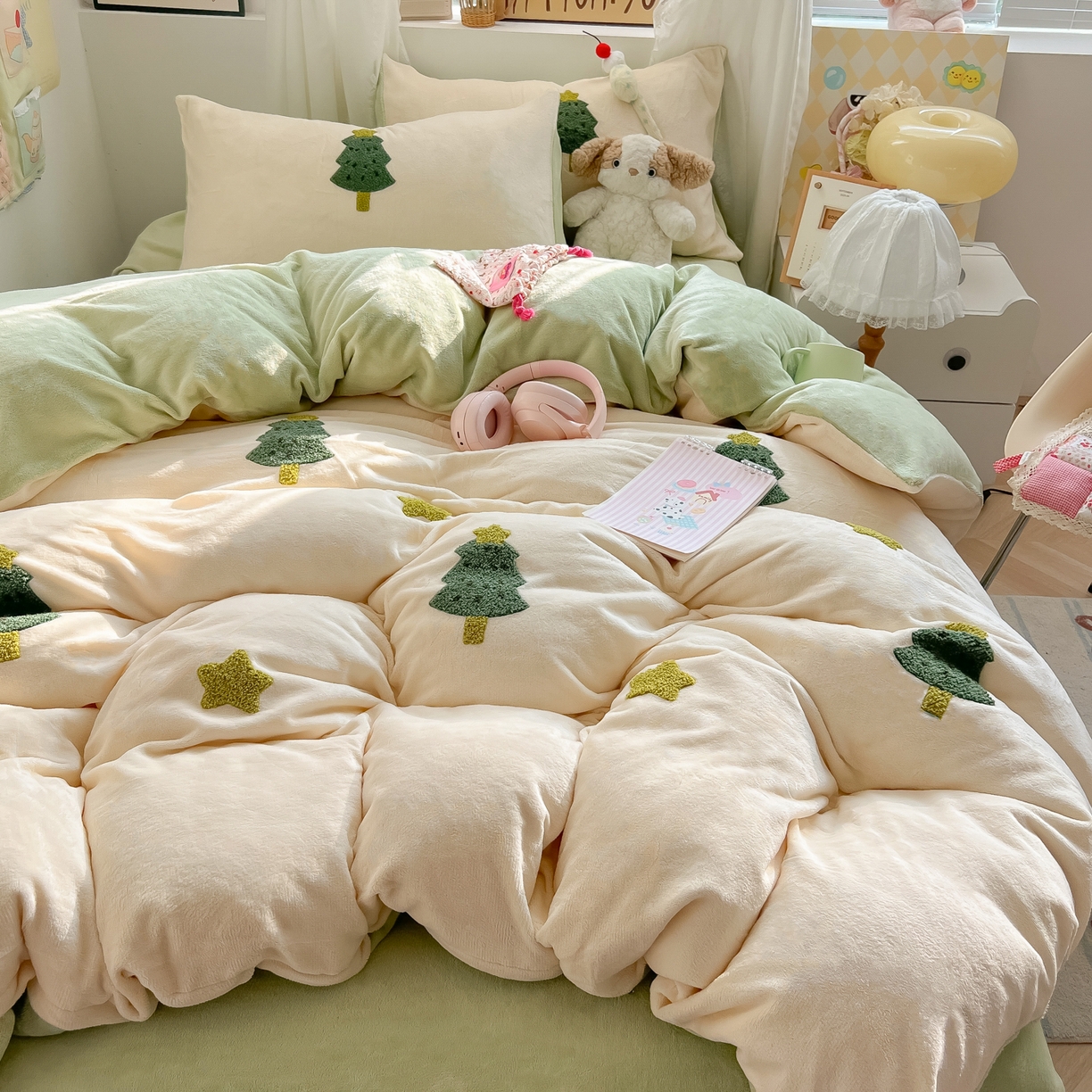 91家纺网 家纺一手货源 找家纺 韩都家居 2025新款牛奶绒毛巾绣四件套-系列一 圣诞树