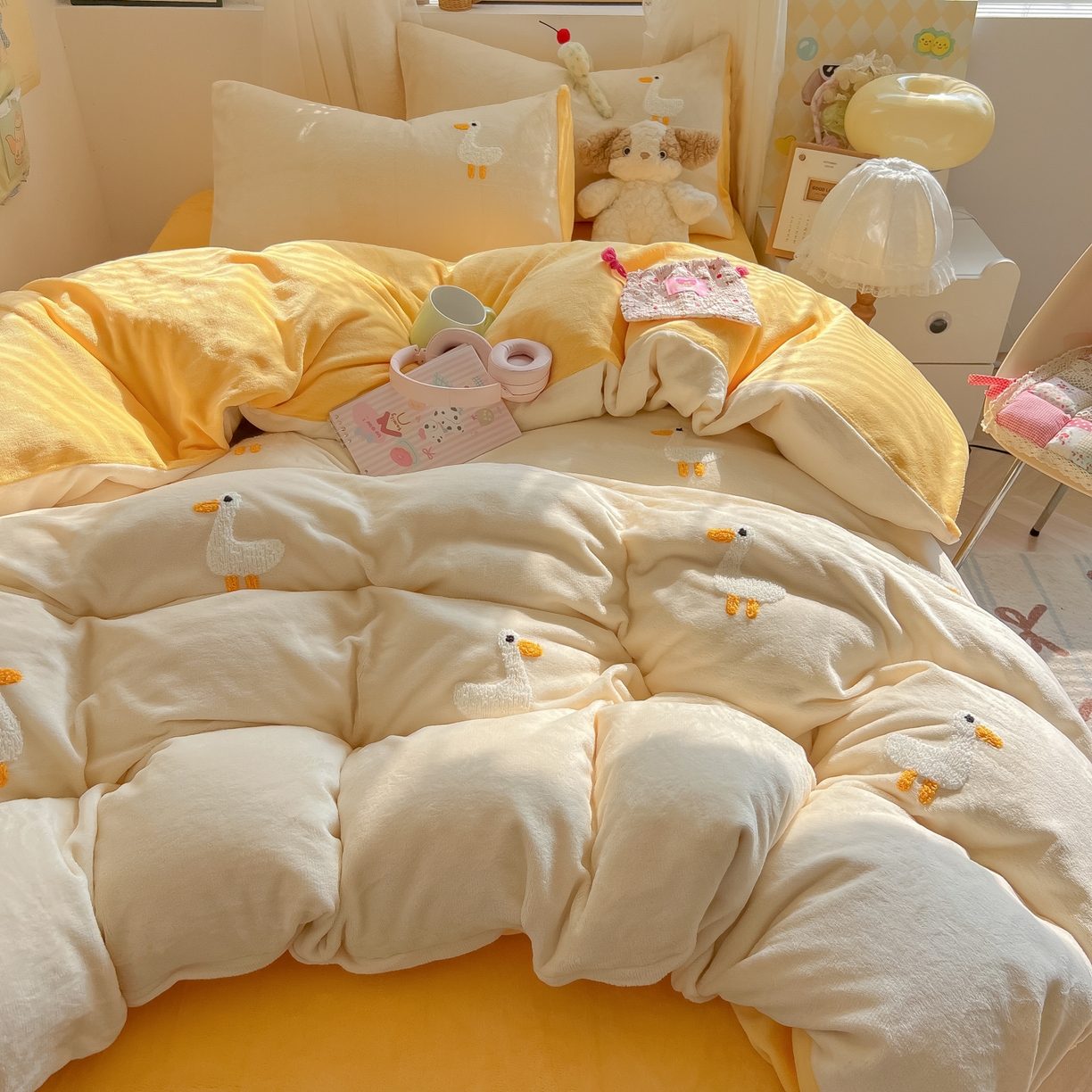 91家纺网 家纺一手货源 找家纺 韩都家居 2025新款牛奶绒毛巾绣四件套-系列一 小白鸭