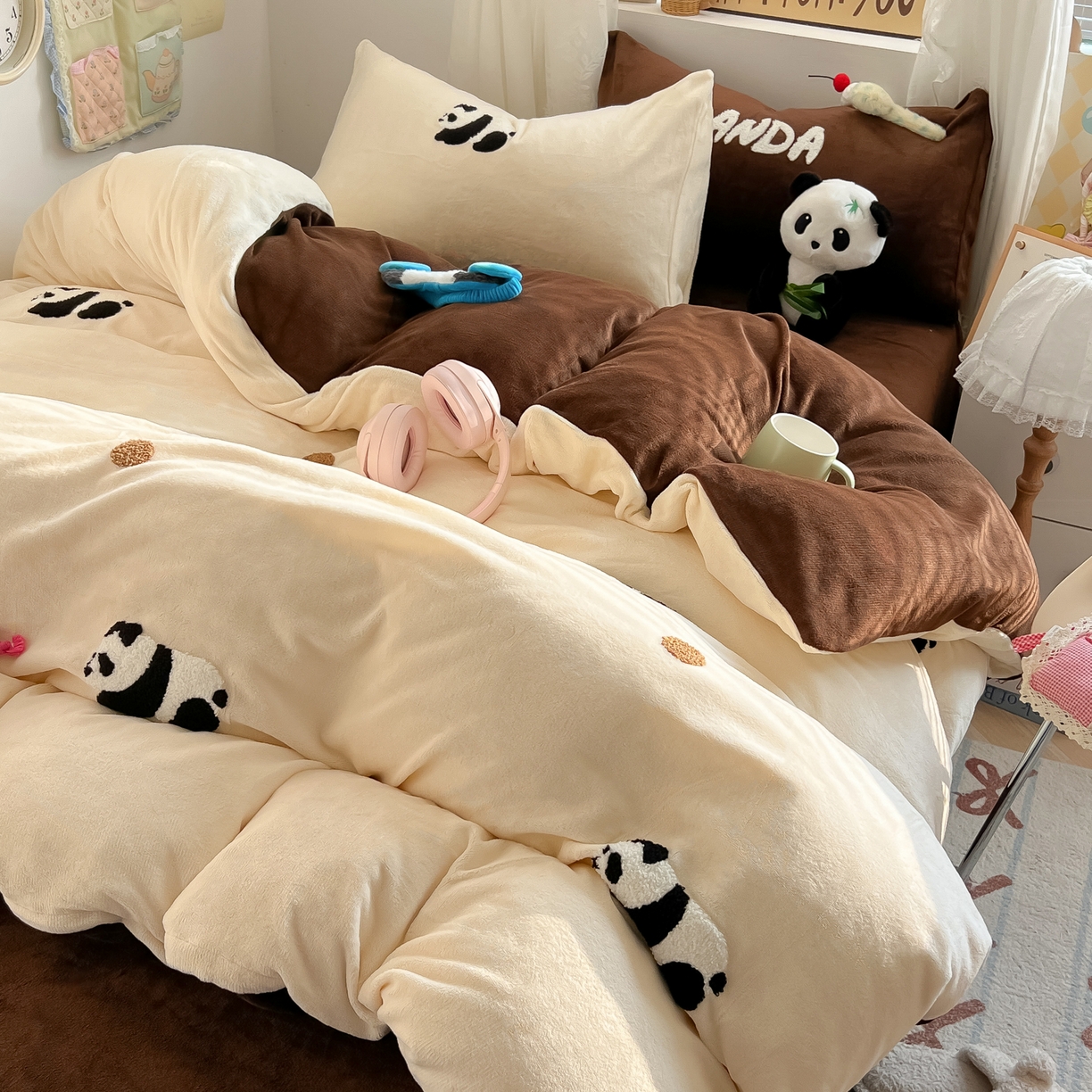 91家纺网 家纺一手货源 找家纺 韩都家居 2025新款牛奶绒毛巾绣四件套-系列一 熊猫懒懒