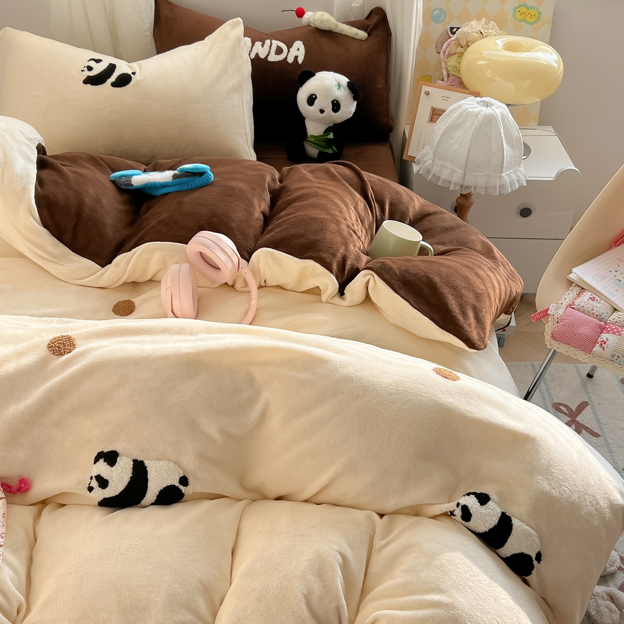 91家纺网 家纺一手货源 找家纺 韩都家居 2025新款牛奶绒毛巾绣四件套-系列一 熊猫懒懒