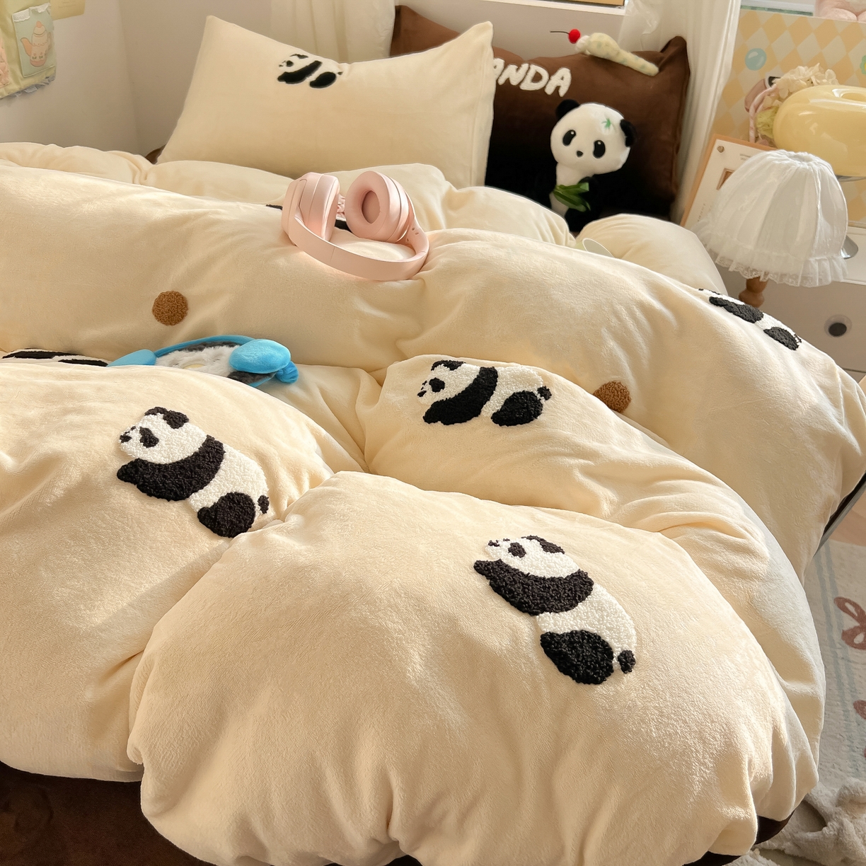 91家纺网 家纺一手货源 找家纺 韩都家居 2025新款牛奶绒毛巾绣四件套-系列一 熊猫懒懒
