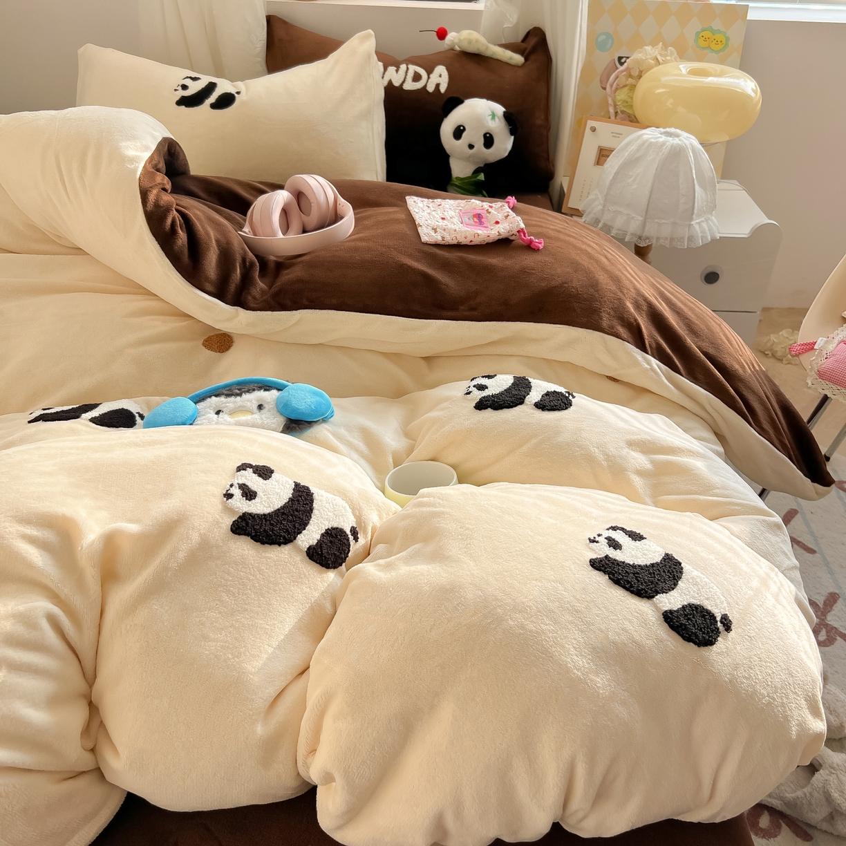 91家纺网 家纺一手货源 找家纺 韩都家居 2025新款牛奶绒毛巾绣四件套-系列一 熊猫懒懒