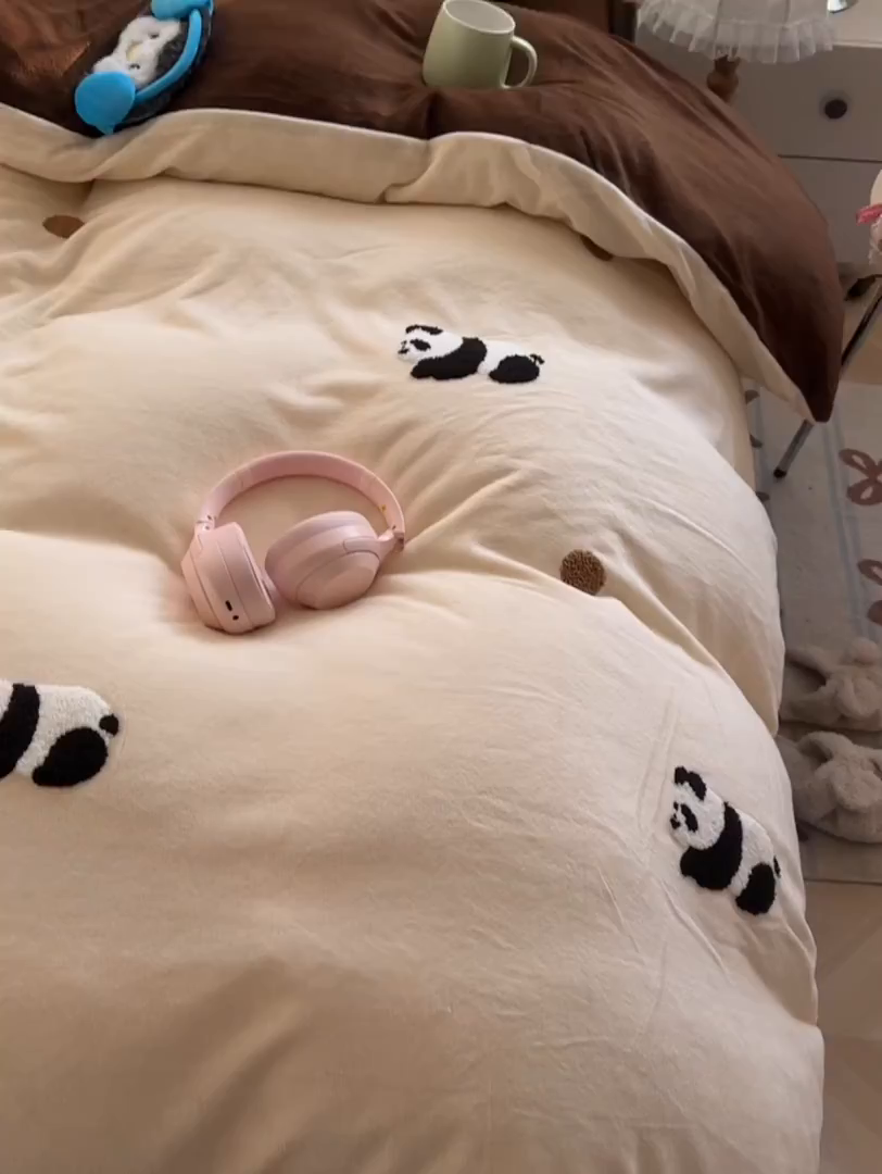 91家纺网 家纺一手货源 找家纺 韩都家居 2025新款牛奶绒毛巾绣四件套-系列一 熊猫懒懒