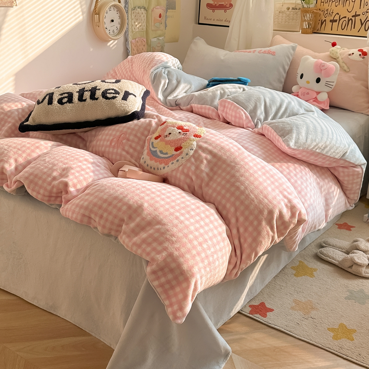 91家纺网 家纺一手货源 找家纺 韩都家居 2025新款牛奶绒毛巾绣四件套-系列一 蛋糕猫-粉格