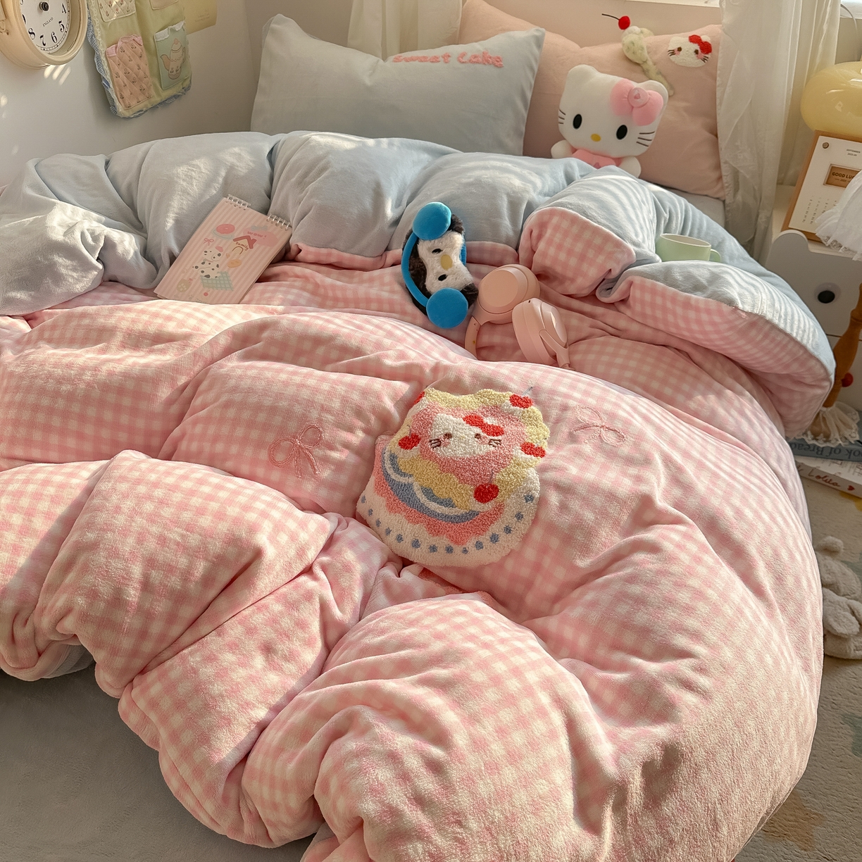 91家纺网 家纺一手货源 找家纺 韩都家居 2025新款牛奶绒毛巾绣四件套-系列一 蛋糕猫-粉格