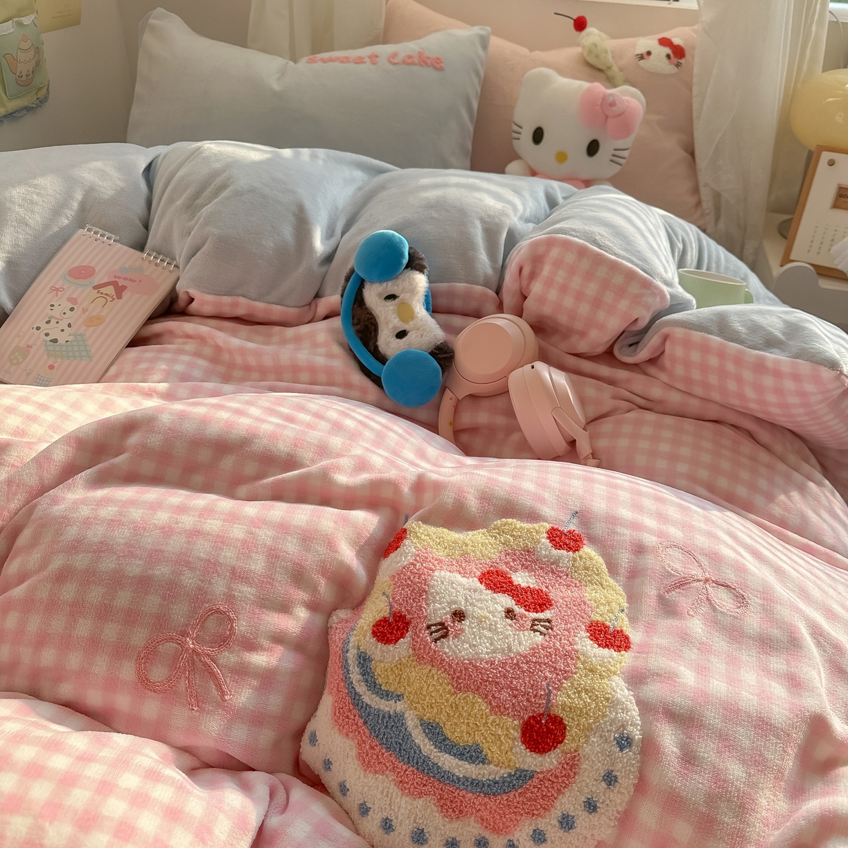 91家纺网 家纺一手货源 找家纺 韩都家居 2025新款牛奶绒毛巾绣四件套-系列一 蛋糕猫-粉格