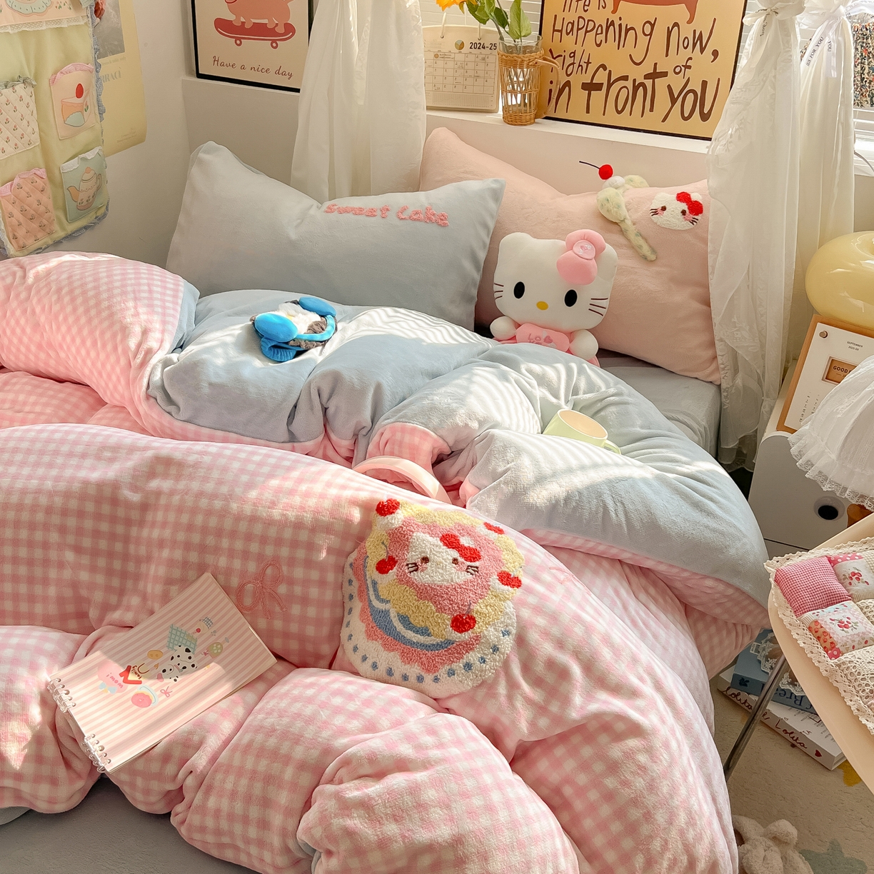 91家纺网 家纺一手货源 找家纺 韩都家居 2025新款牛奶绒毛巾绣四件套-系列一 蛋糕猫-粉格