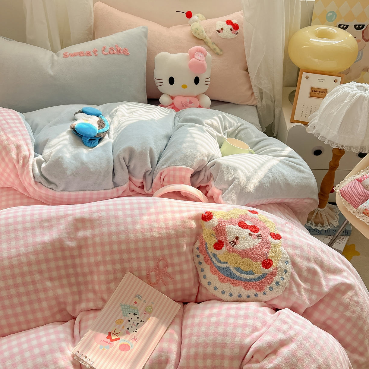 91家纺网 家纺一手货源 找家纺 韩都家居 2025新款牛奶绒毛巾绣四件套-系列一 蛋糕猫-粉格