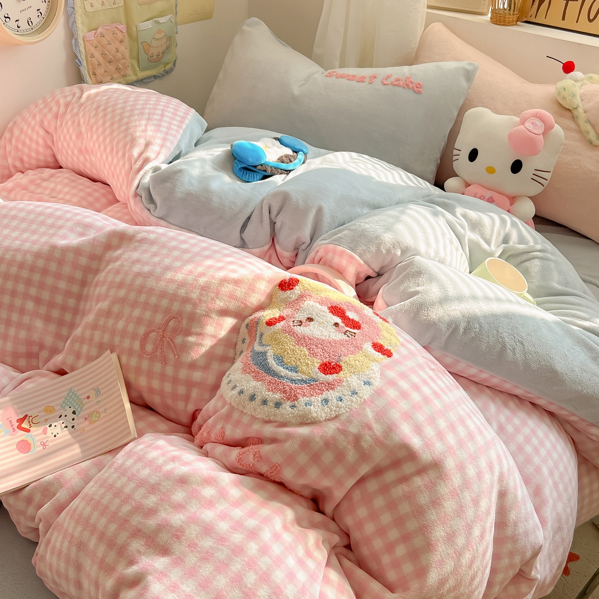 91家纺网 家纺一手货源 找家纺 韩都家居 2025新款牛奶绒毛巾绣四件套-系列一 蛋糕猫-粉格