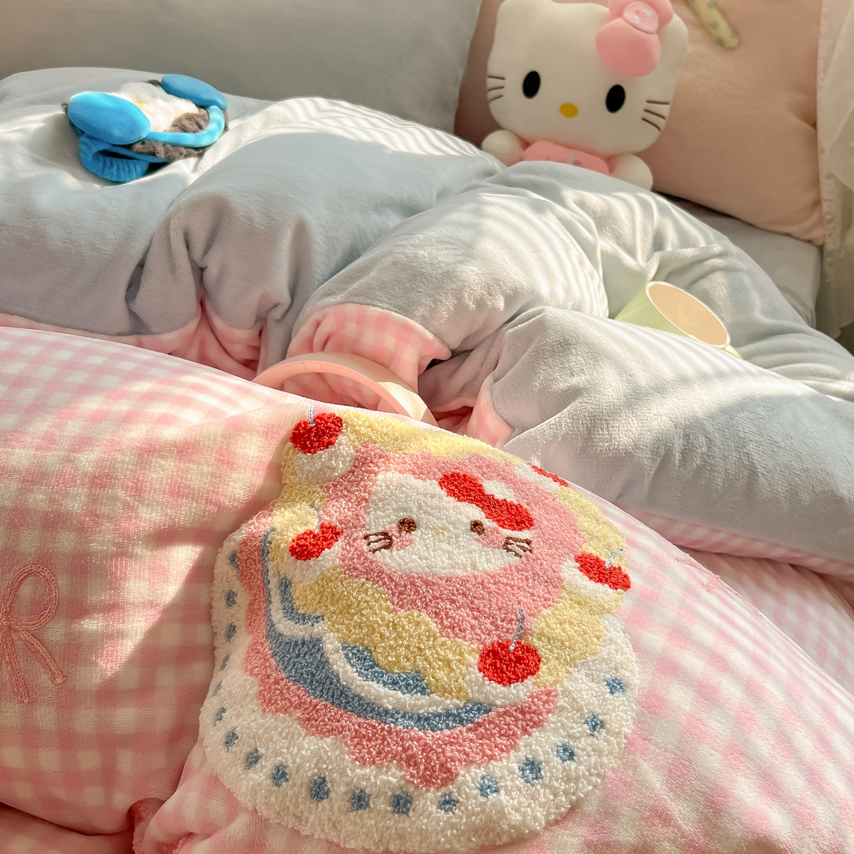 91家纺网 家纺一手货源 找家纺 韩都家居 2025新款牛奶绒毛巾绣四件套-系列一 蛋糕猫-粉格