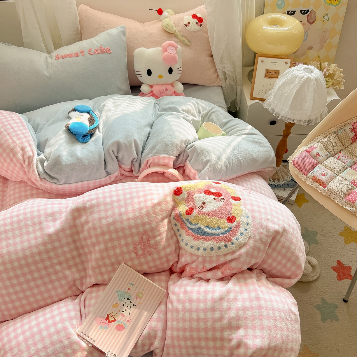 91家纺网 家纺一手货源 找家纺 韩都家居 2025新款牛奶绒毛巾绣四件套-系列一 蛋糕猫-粉格