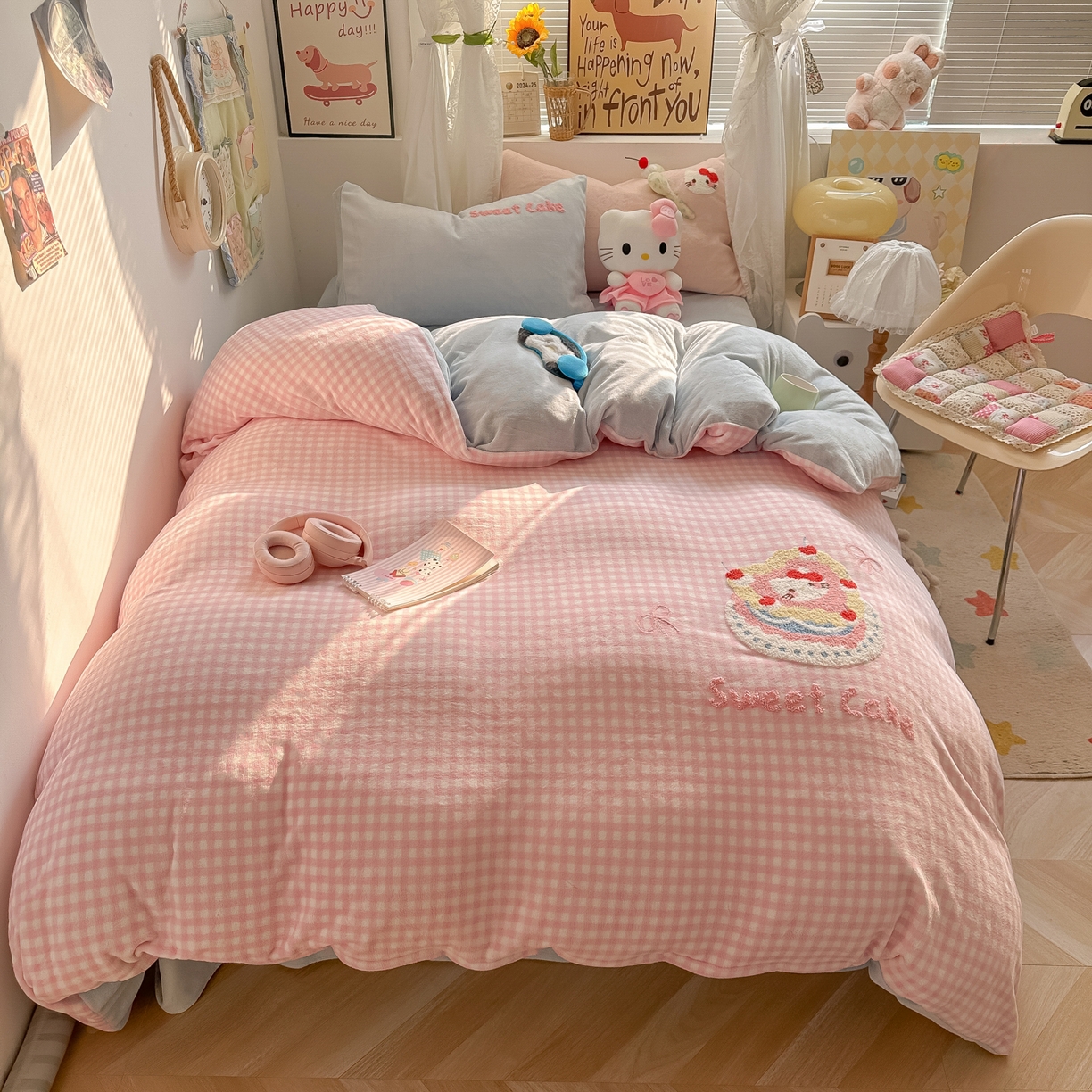 91家纺网 家纺一手货源 找家纺 韩都家居 2025新款牛奶绒毛巾绣四件套-系列一 蛋糕猫-粉格