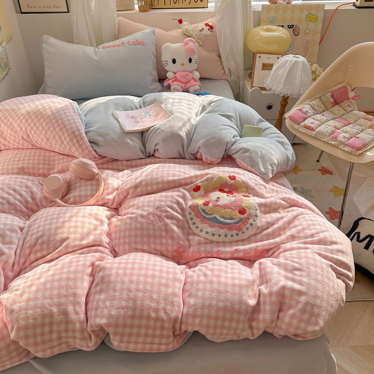 91家纺网 家纺一手货源 找家纺 韩都家居 2025新款牛奶绒毛巾绣四件套-系列一 蛋糕猫-粉格