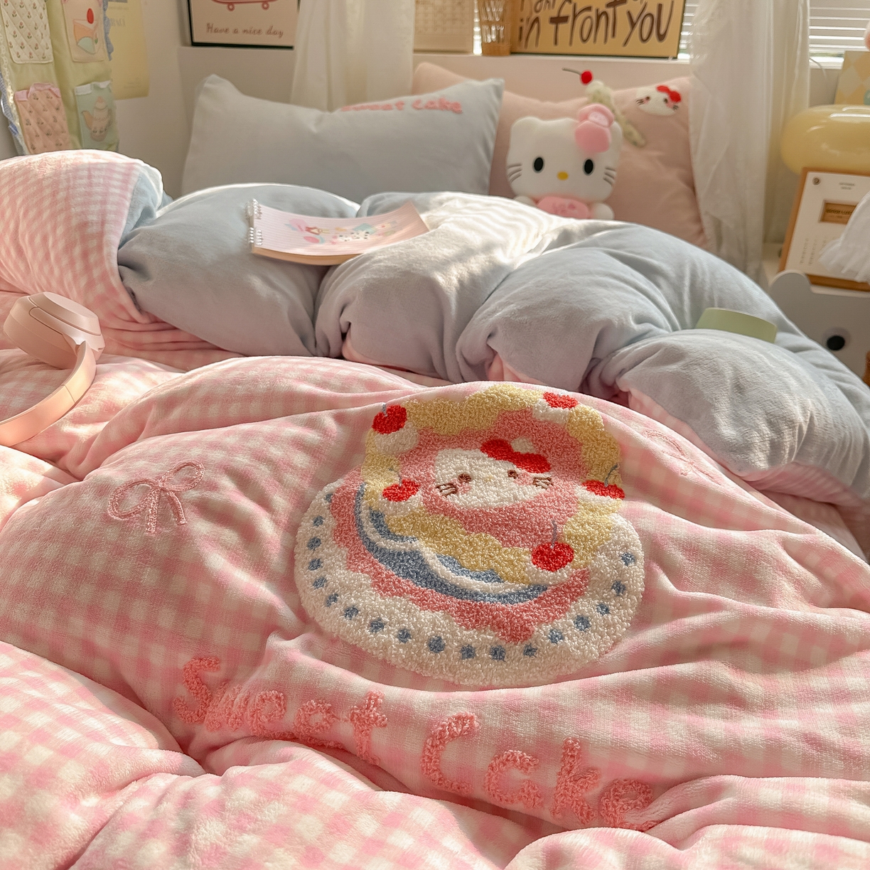 91家纺网 家纺一手货源 找家纺 韩都家居 2025新款牛奶绒毛巾绣四件套-系列一 蛋糕猫-粉格