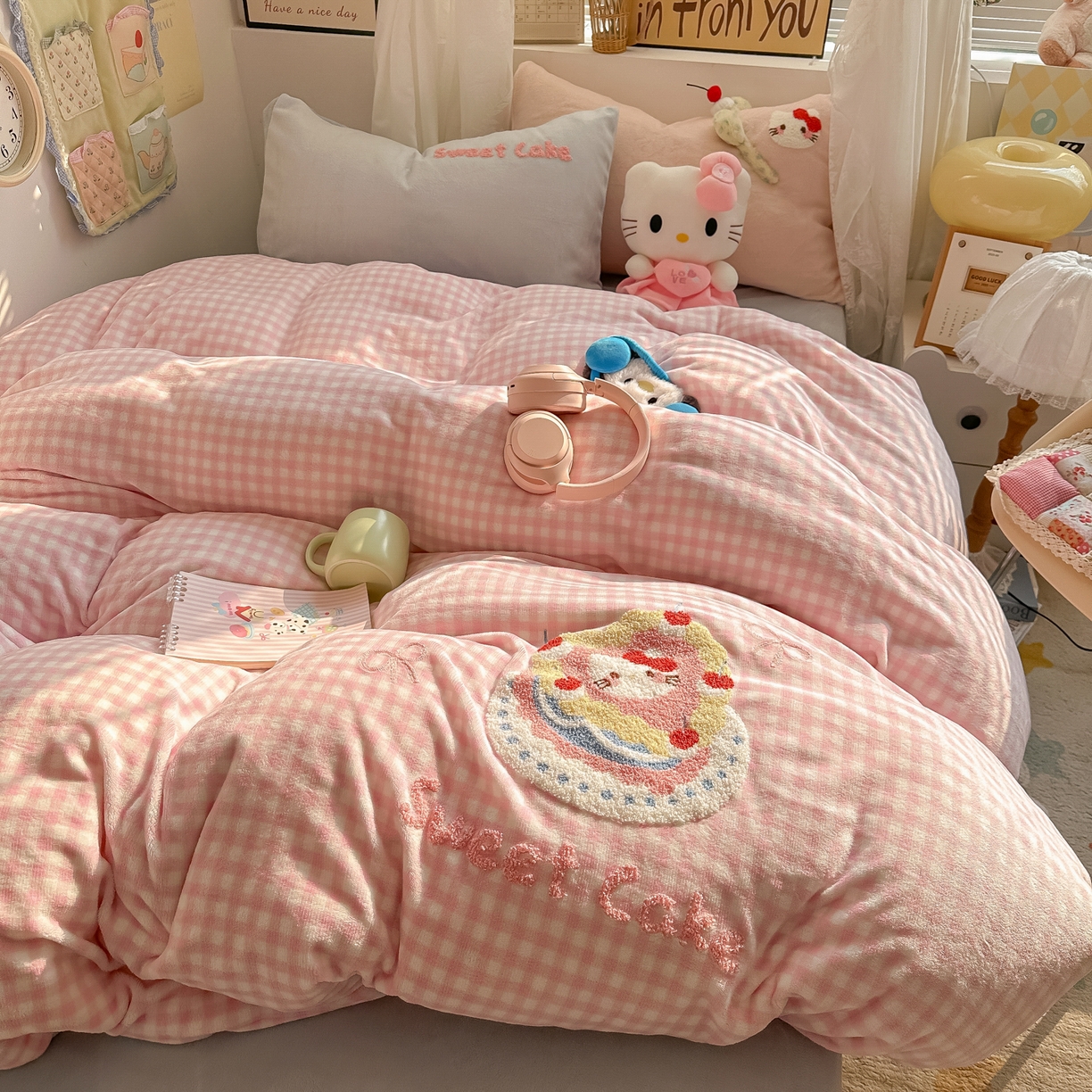 91家纺网 家纺一手货源 找家纺 韩都家居 2025新款牛奶绒毛巾绣四件套-系列一 蛋糕猫-粉格