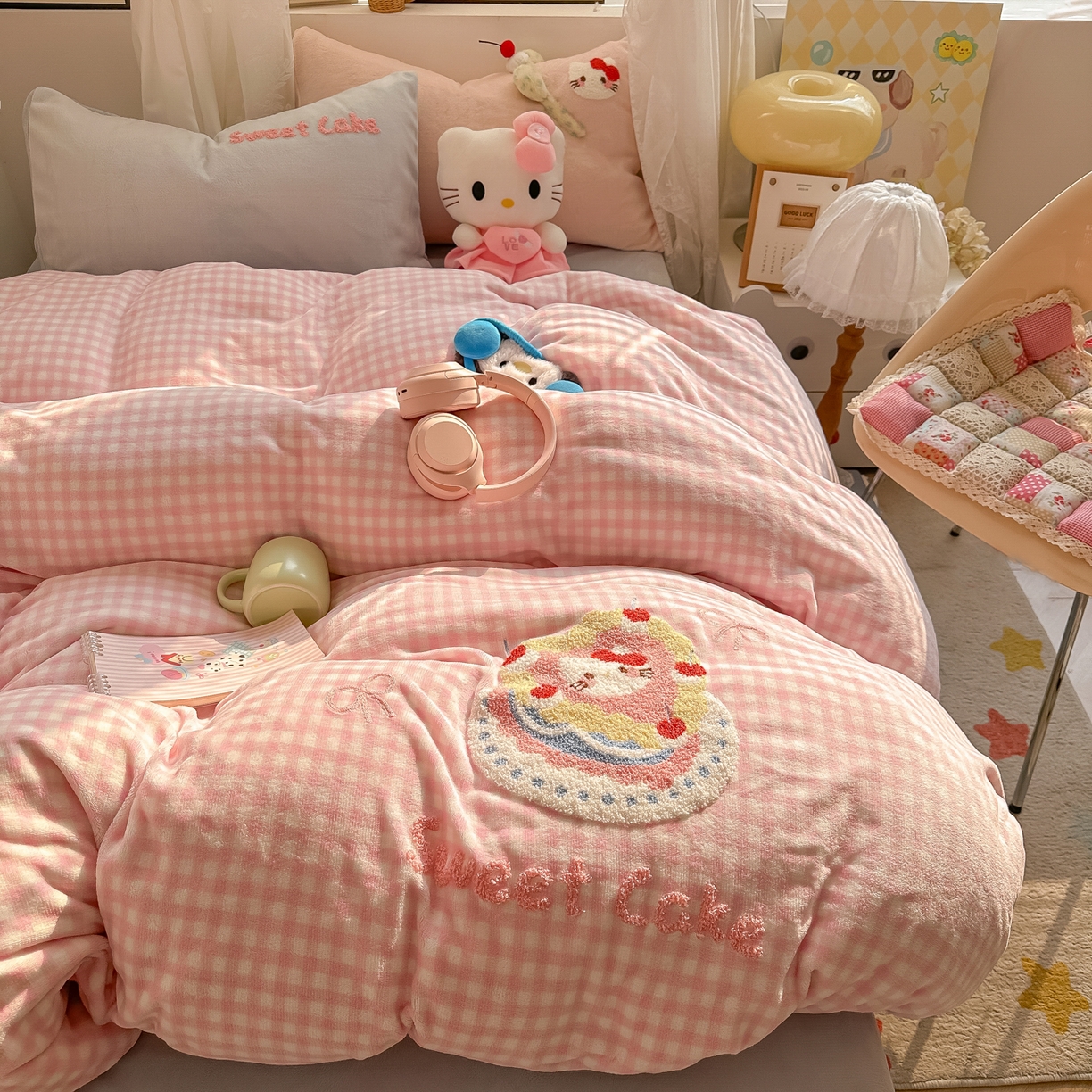 91家纺网 家纺一手货源 找家纺 韩都家居 2025新款牛奶绒毛巾绣四件套-系列一 蛋糕猫-粉格