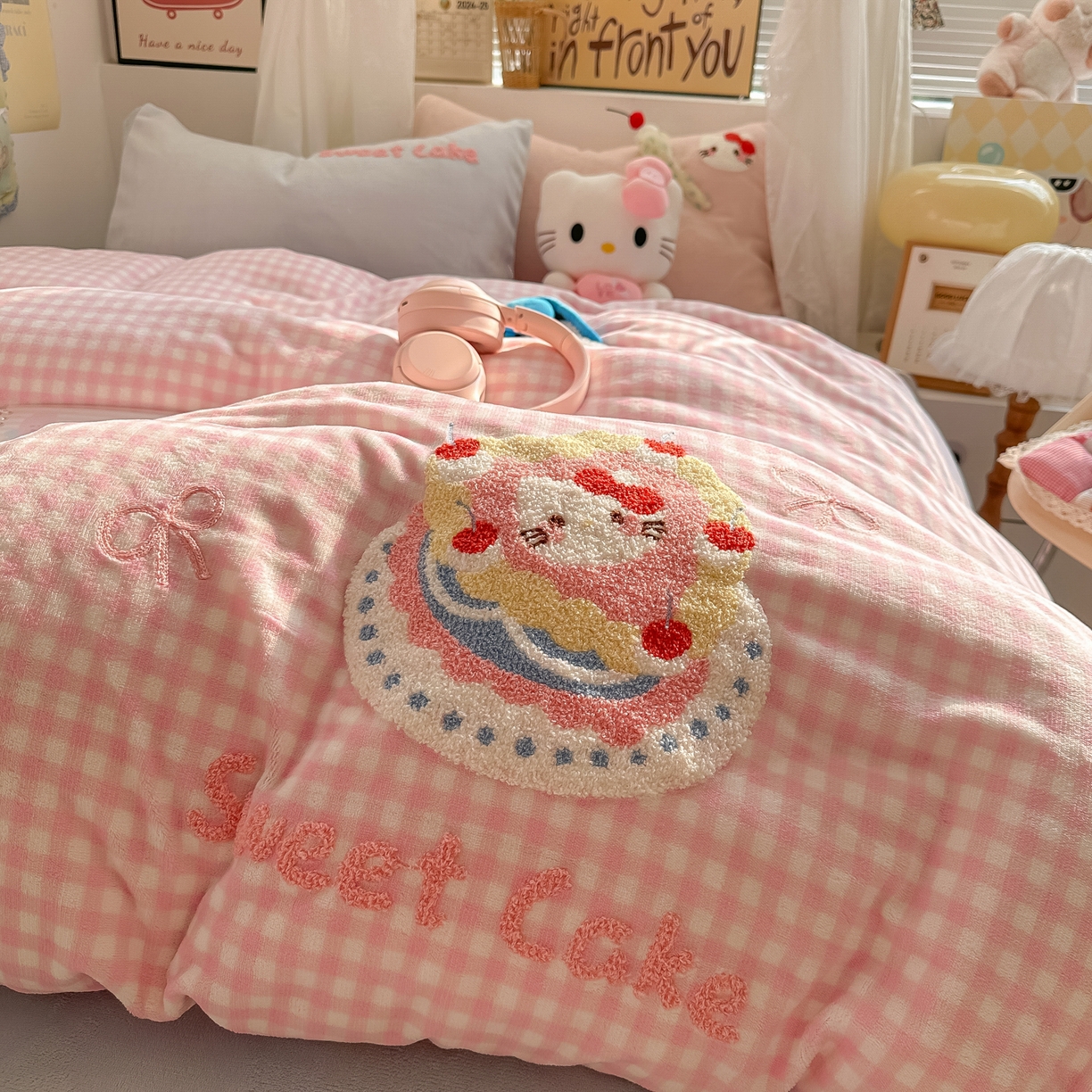 91家纺网 家纺一手货源 找家纺 韩都家居 2025新款牛奶绒毛巾绣四件套-系列一 蛋糕猫-粉格