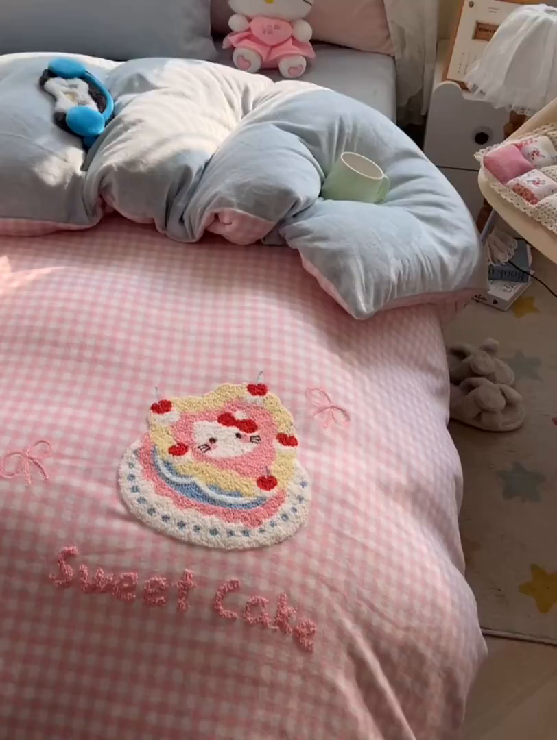 91家纺网 家纺一手货源 找家纺 韩都家居 2025新款牛奶绒毛巾绣四件套-系列一 蛋糕猫-粉格