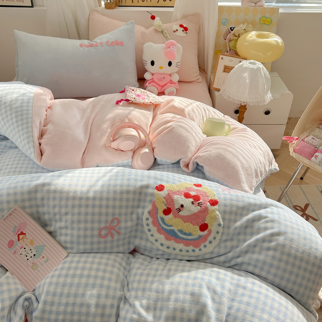 91家纺网 家纺一手货源 找家纺 韩都家居 2025新款牛奶绒毛巾绣四件套-系列一 蛋糕猫-兰格