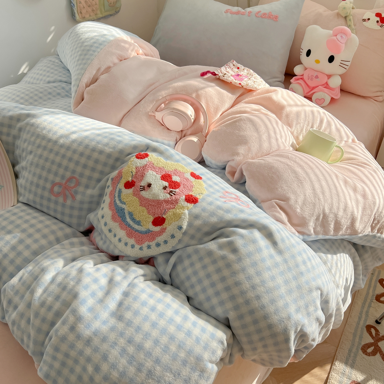 91家纺网 家纺一手货源 找家纺 韩都家居 2025新款牛奶绒毛巾绣四件套-系列一 蛋糕猫-兰格