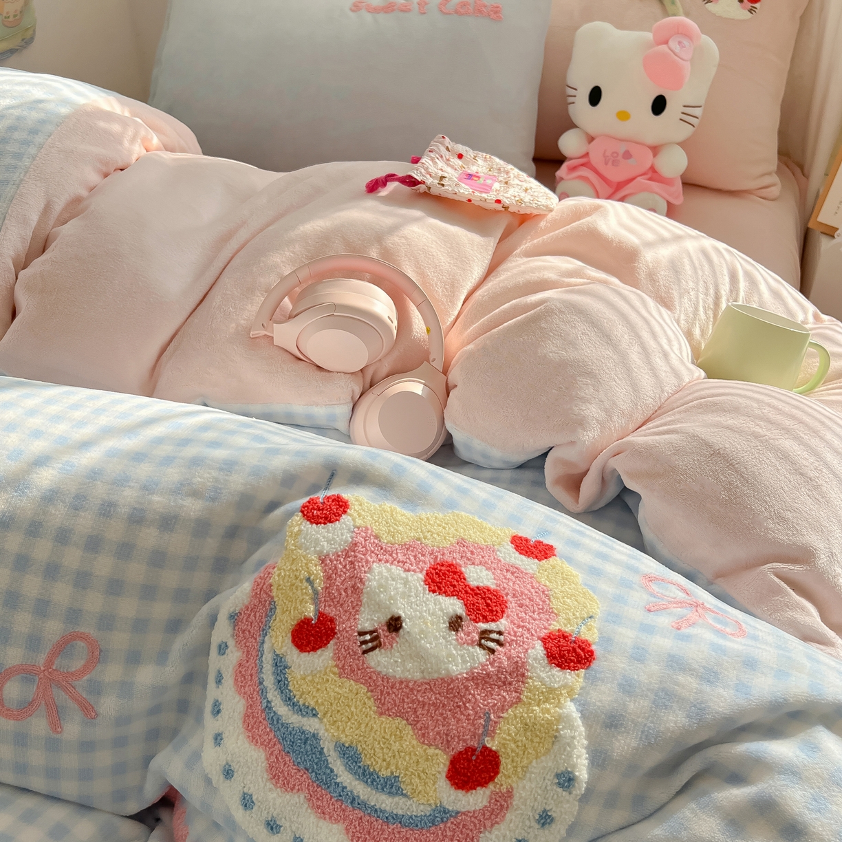 91家纺网 家纺一手货源 找家纺 韩都家居 2025新款牛奶绒毛巾绣四件套-系列一 蛋糕猫-兰格