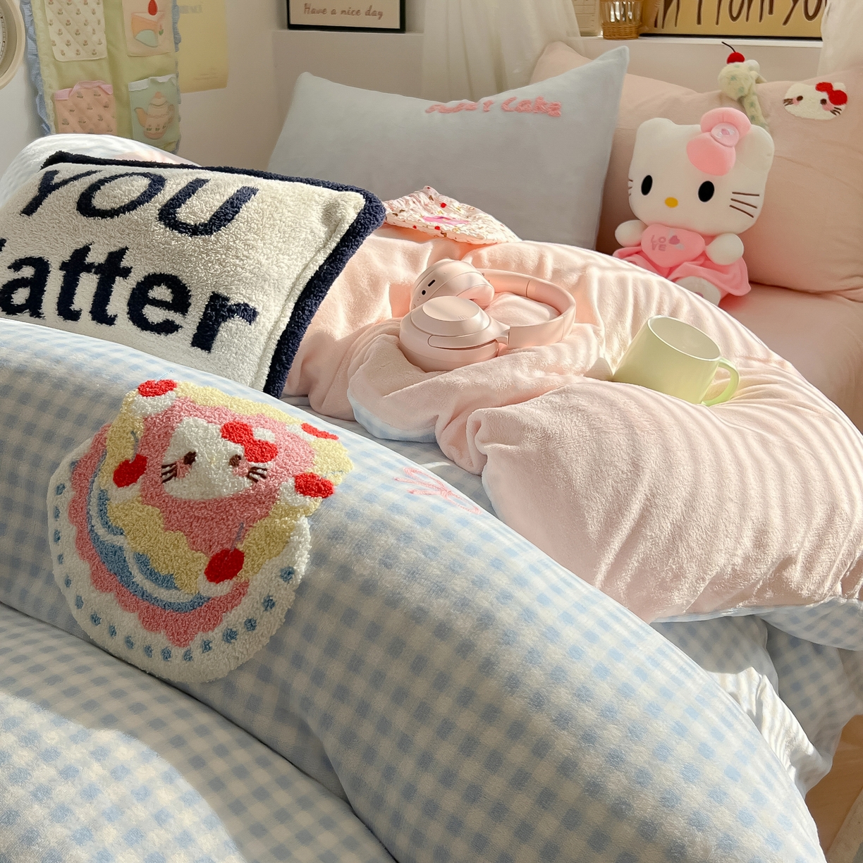 91家纺网 家纺一手货源 找家纺 韩都家居 2025新款牛奶绒毛巾绣四件套-系列一 蛋糕猫-兰格