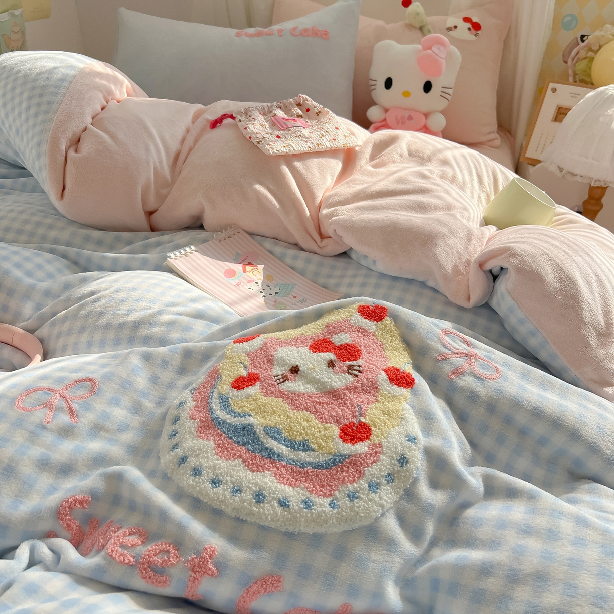 91家纺网 家纺一手货源 找家纺 韩都家居 2025新款牛奶绒毛巾绣四件套-系列一 蛋糕猫-兰格