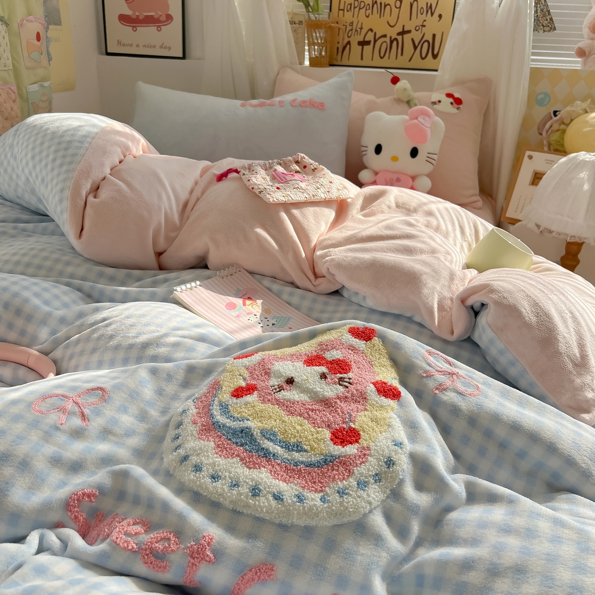 91家纺网 家纺一手货源 找家纺 韩都家居 2025新款牛奶绒毛巾绣四件套-系列一 蛋糕猫-兰格