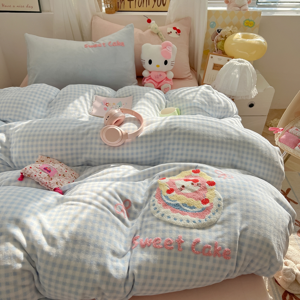 91家纺网 家纺一手货源 找家纺 韩都家居 2025新款牛奶绒毛巾绣四件套-系列一 蛋糕猫-兰格