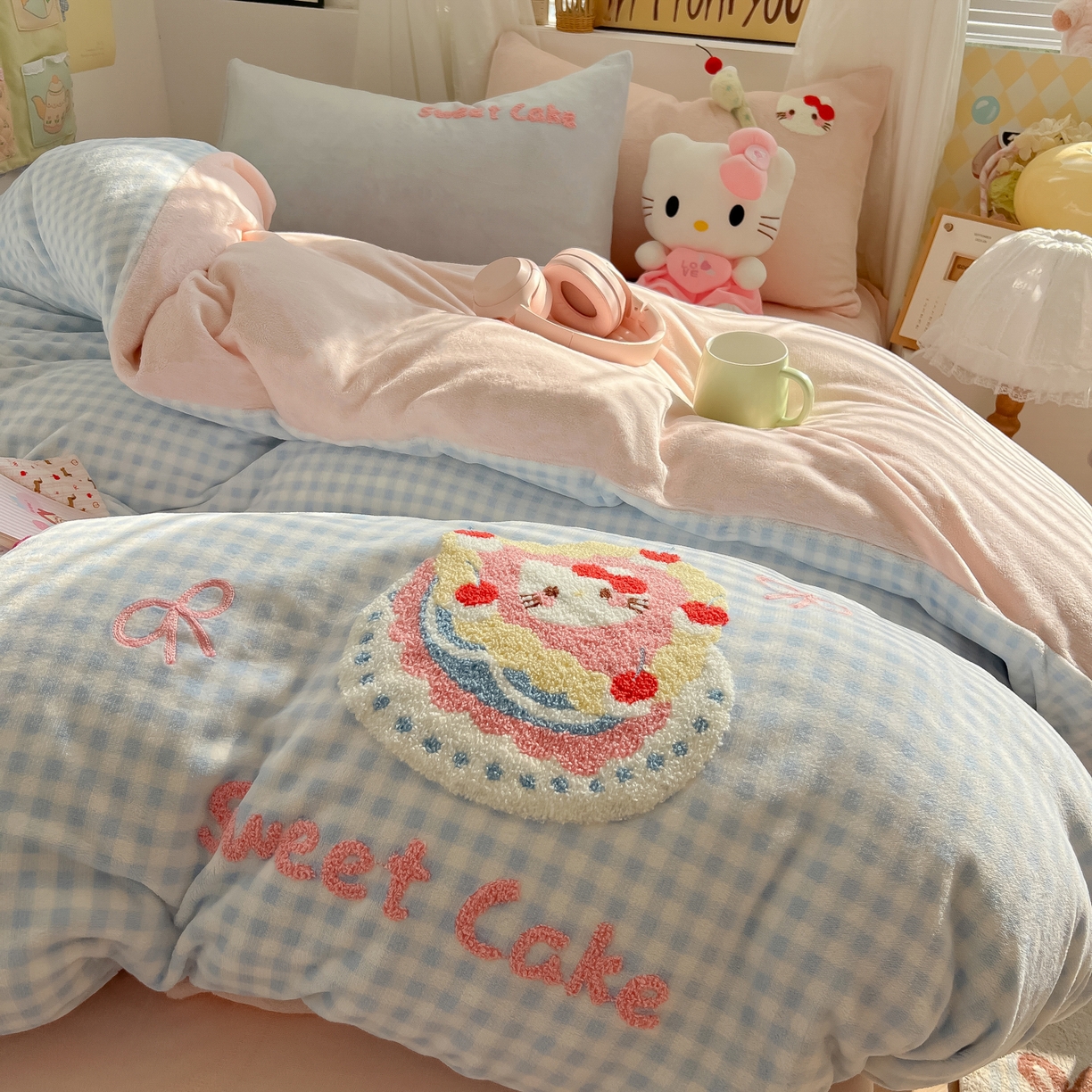 91家纺网 家纺一手货源 找家纺 韩都家居 2025新款牛奶绒毛巾绣四件套-系列一 蛋糕猫-兰格