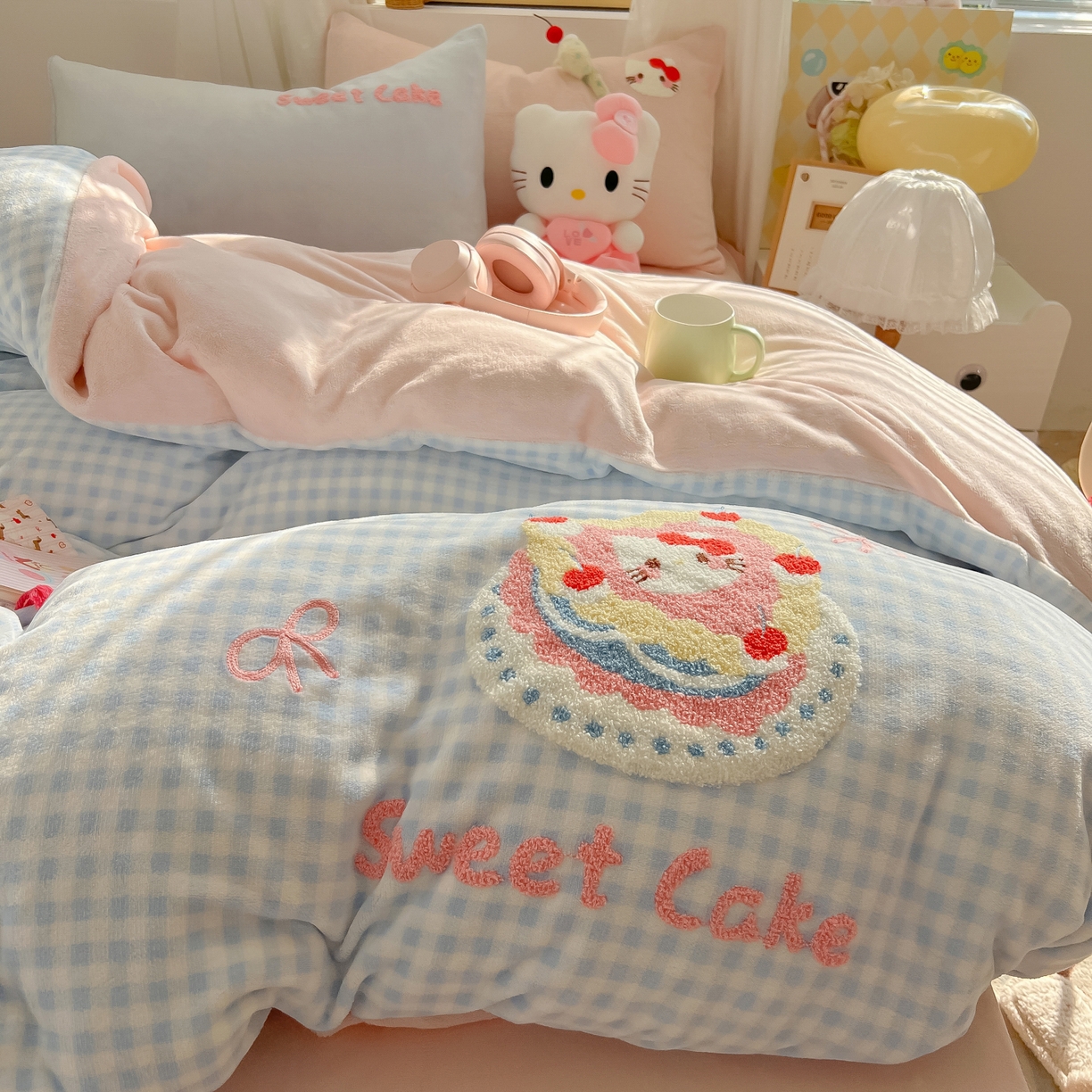 91家纺网 家纺一手货源 找家纺 韩都家居 2025新款牛奶绒毛巾绣四件套-系列一 蛋糕猫-兰格