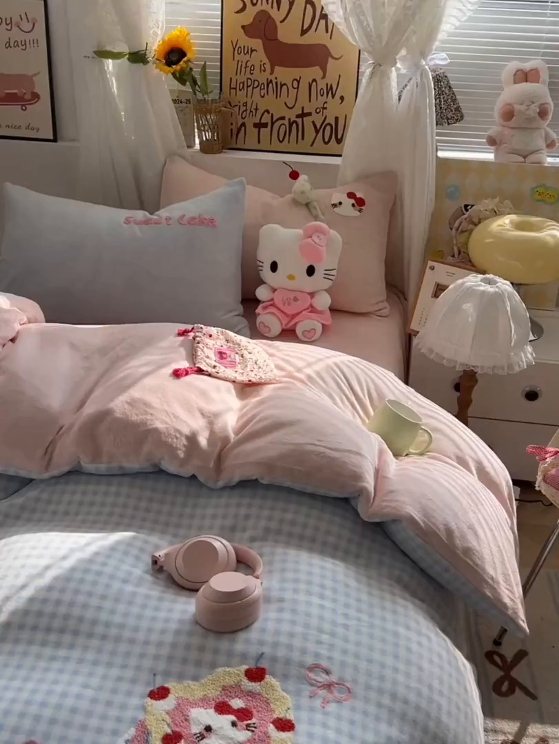 91家纺网 家纺一手货源 找家纺 韩都家居 2025新款牛奶绒毛巾绣四件套-系列一 蛋糕猫-兰格