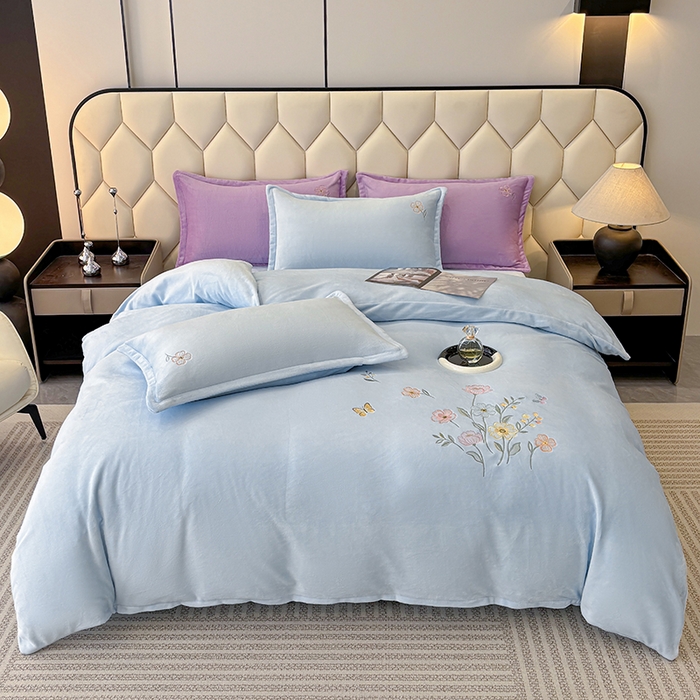 91家纺网 家纺一手货源 找家纺 织雅漫 2025新款牛奶绒绣花四件套 天蓝